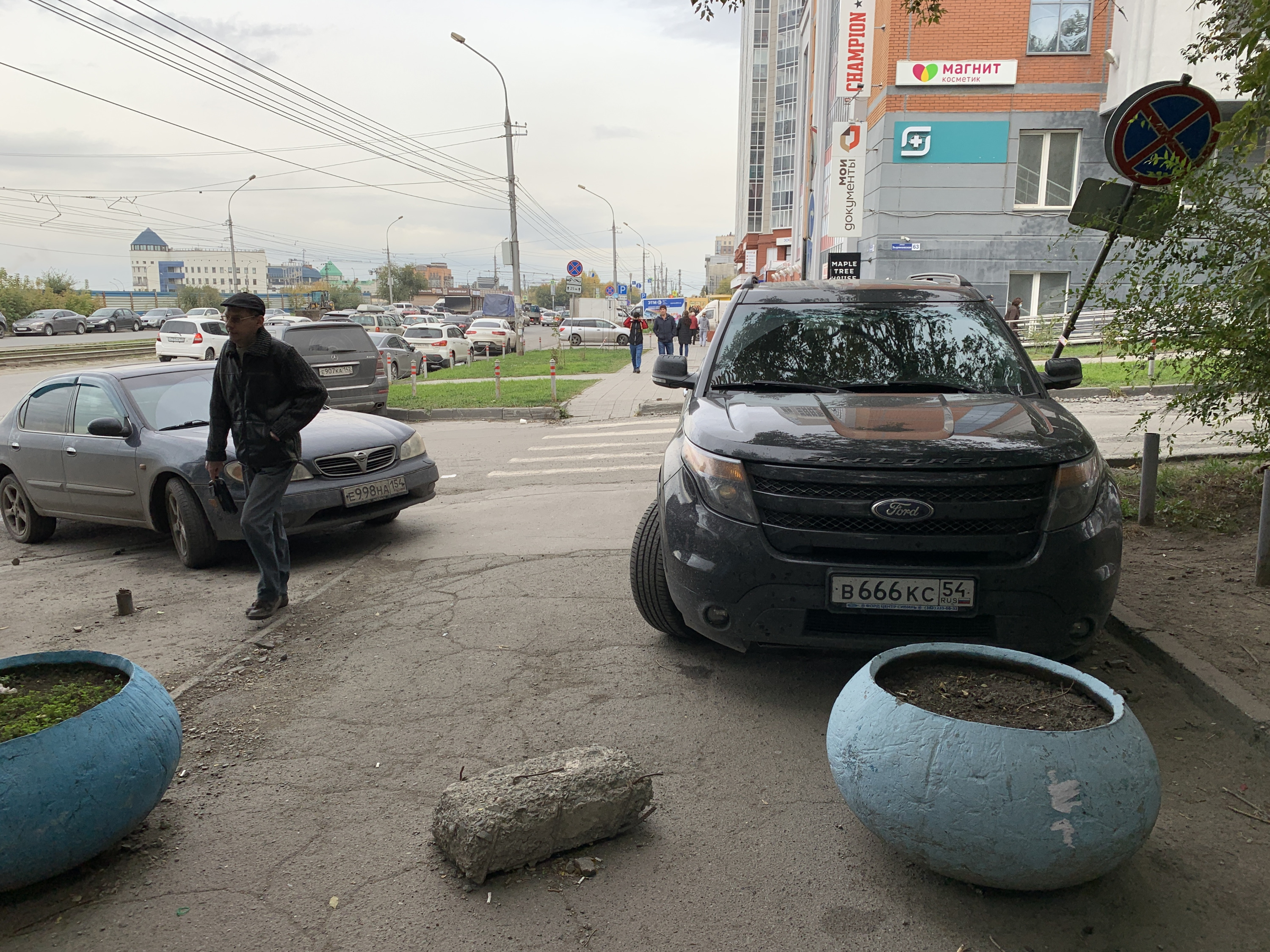 Стоянка на тротуаре Стоянка на тротуаре