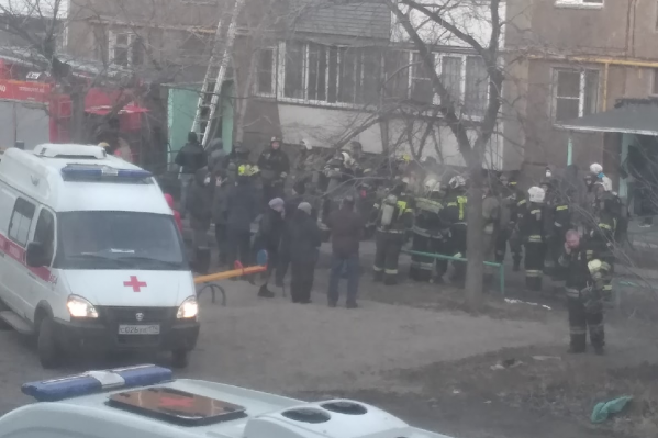 На месте пожара было очень много сотрудников экстренных служб На месте пожара было очень много сотрудников экстренных служб 