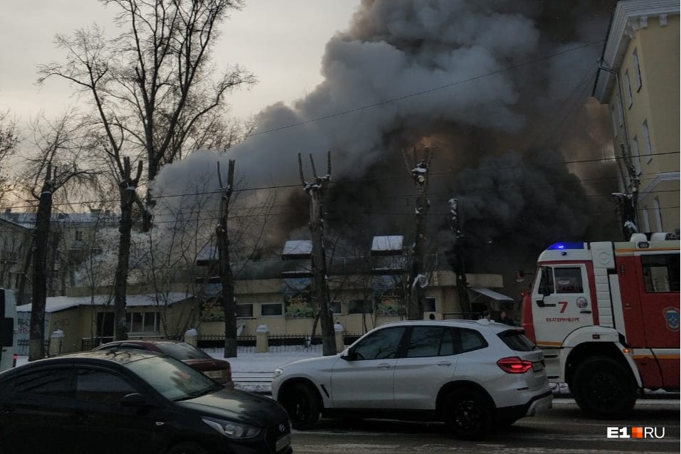 Вся улица в дыму: на Старой Сортировке вспыхнул пожар в чайхане