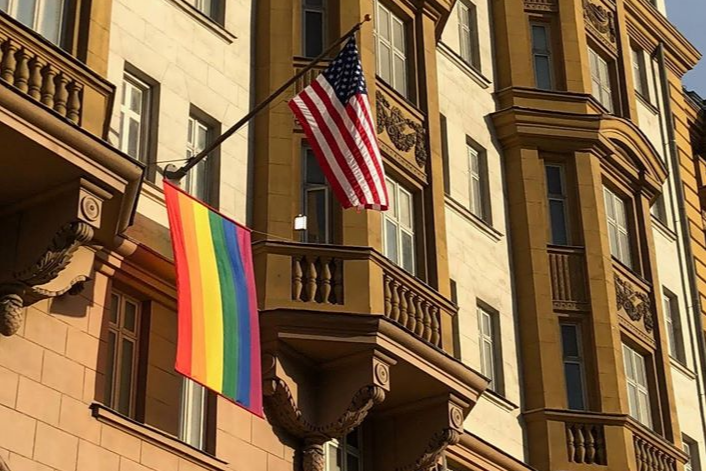 На здание посольства США вывесили ЛГБТ-флаг