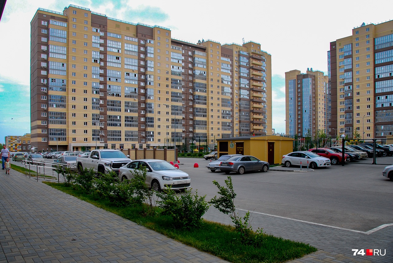 Новые районы аккуратны, но озеленение отмеряли аптекарскими весами, чтобы, не дай бог, лишнего не посеять. И причина понятна: больше стало машин, больше требуется мест под парковку Новые районы аккуратны, но озеленение отмеряли аптекарскими весами, чтобы, не дай бог, лишнего не посеять. И причина понятна: больше стало машин, больше требуется мест под парковку