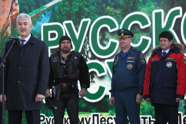 На заднем плане можно увидеть Хирурга, главу МЧС и председателя ГКЧС Башкирии На заднем плане можно увидеть Хирурга, главу МЧС и председателя ГКЧС Башкирии