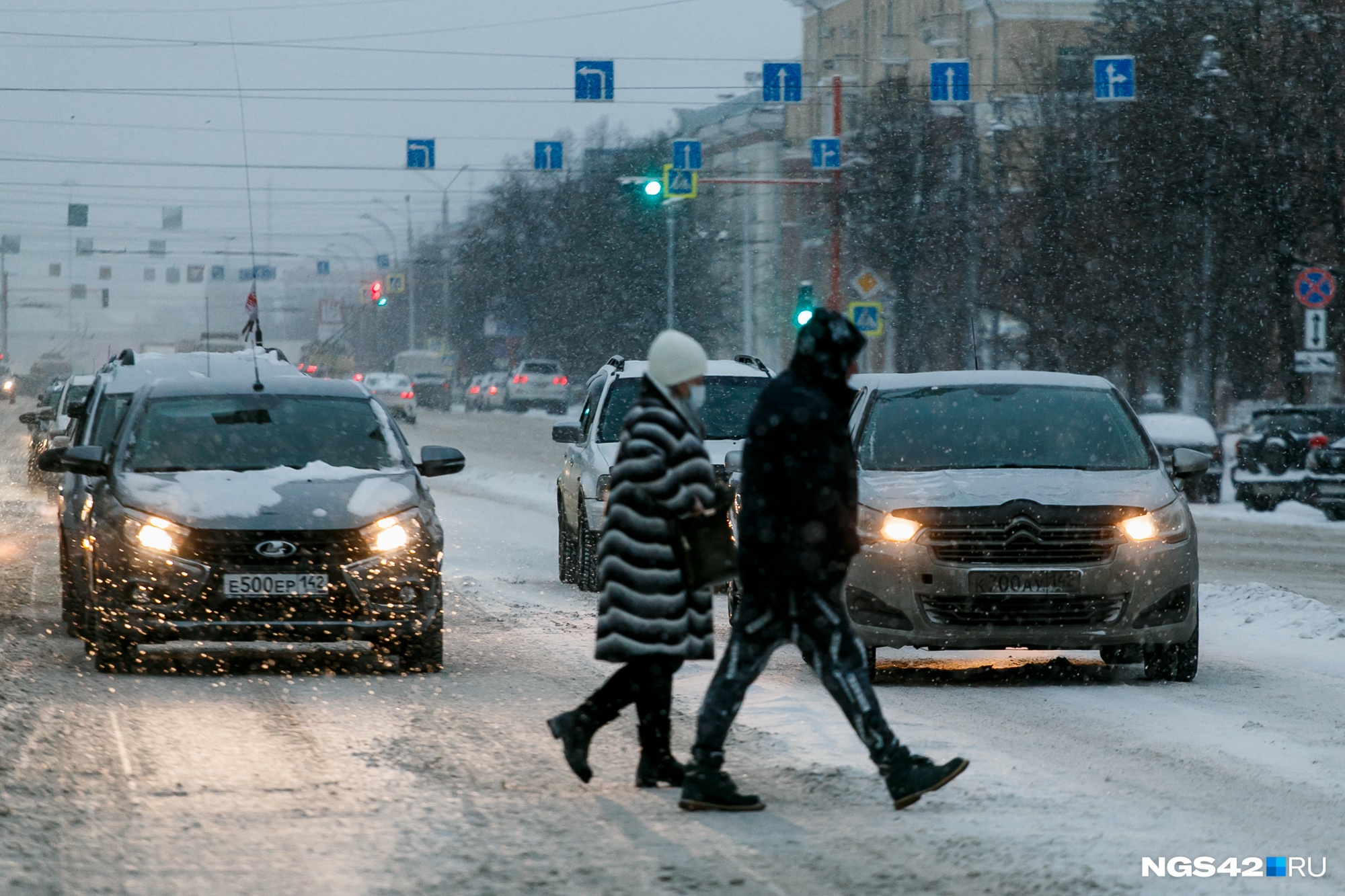На двух загруженных перекрестках в Кемерово поменяли дорожные знаки. В мэрии рассказали зачем