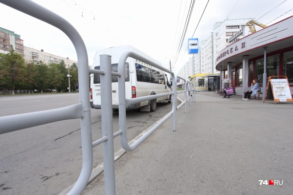 Заборы поставили на остановке «Пионерская» в сторону центра Заборы поставили на остановке «Пионерская» в сторону центра