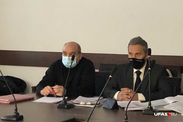 Активист Владимир Наумкин (справа) добился отмены одного из пунктов постановления правительства о расчете коммунальных услуг Активист Владимир Наумкин (справа) добился отмены одного из пунктов постановления правительства о расчете коммунальных услуг