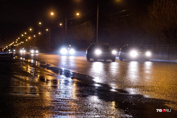 Видимо, водитель не заметил пешехода в темноте Видимо, водитель не заметил пешехода в темноте