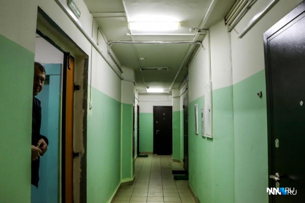 В подъезде дома №12 по Нижне-Печёрской уже год не могут исправить проблемы с электричеством В подъезде дома №12 по Нижне-Печёрской уже год не могут исправить проблемы с электричеством