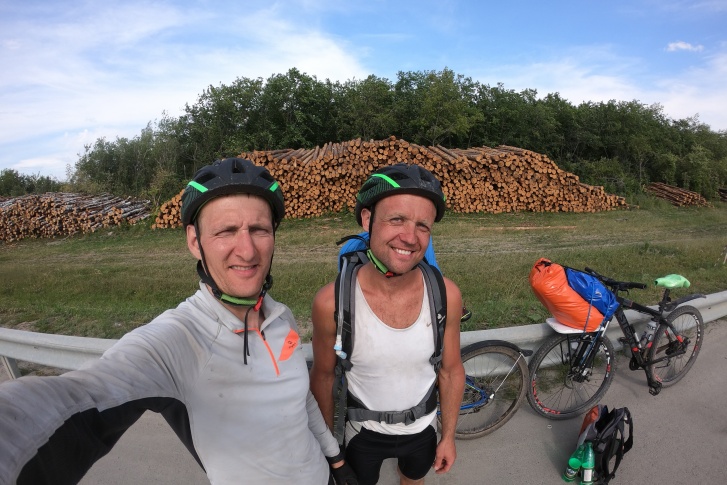 Виталий (слева) и Павел проехали на велосипедах за выходные больше 500 километров