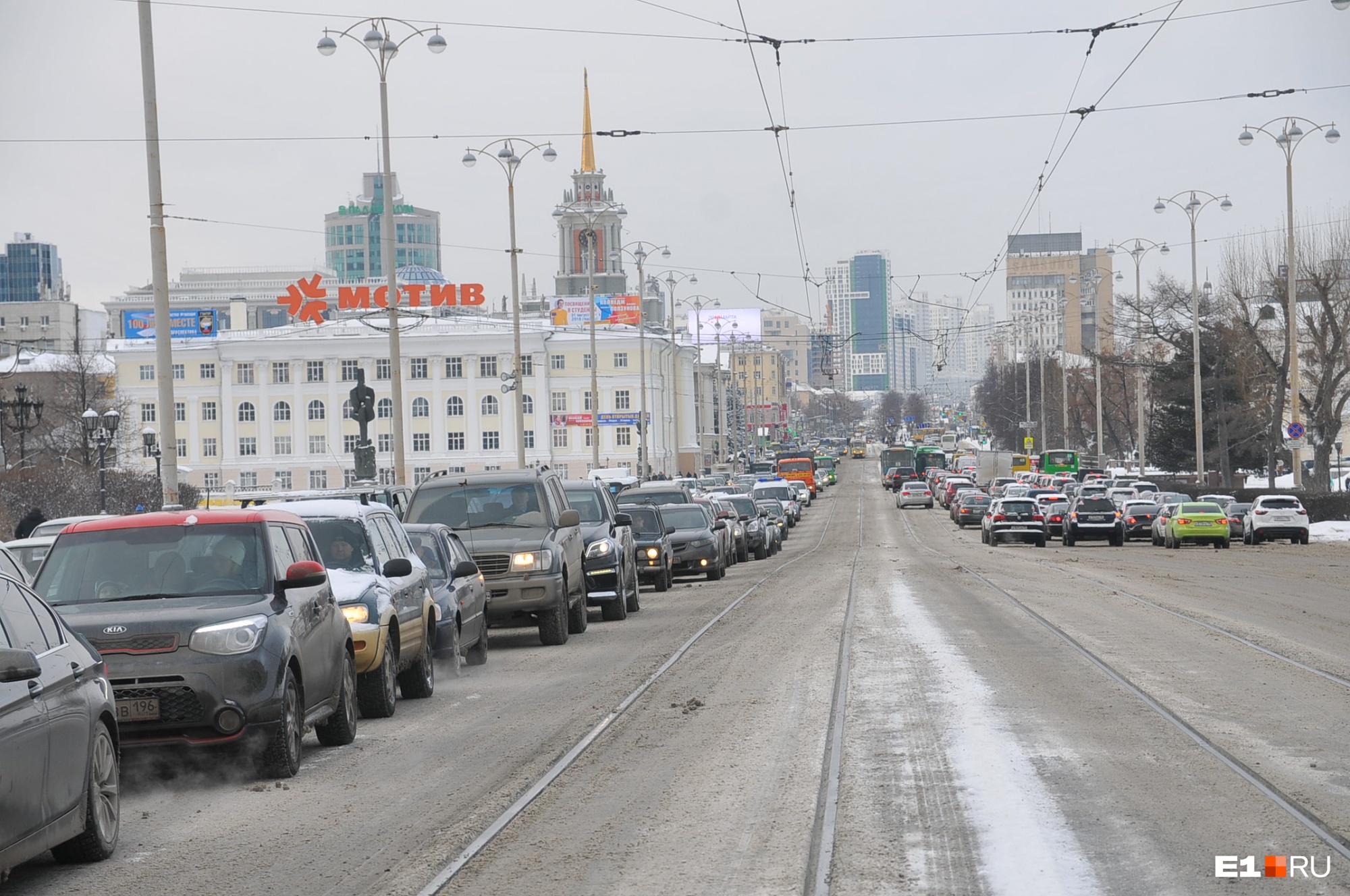 Снегопад в Екатеринбурге устроил большие пробки и свыше десятка ДТП