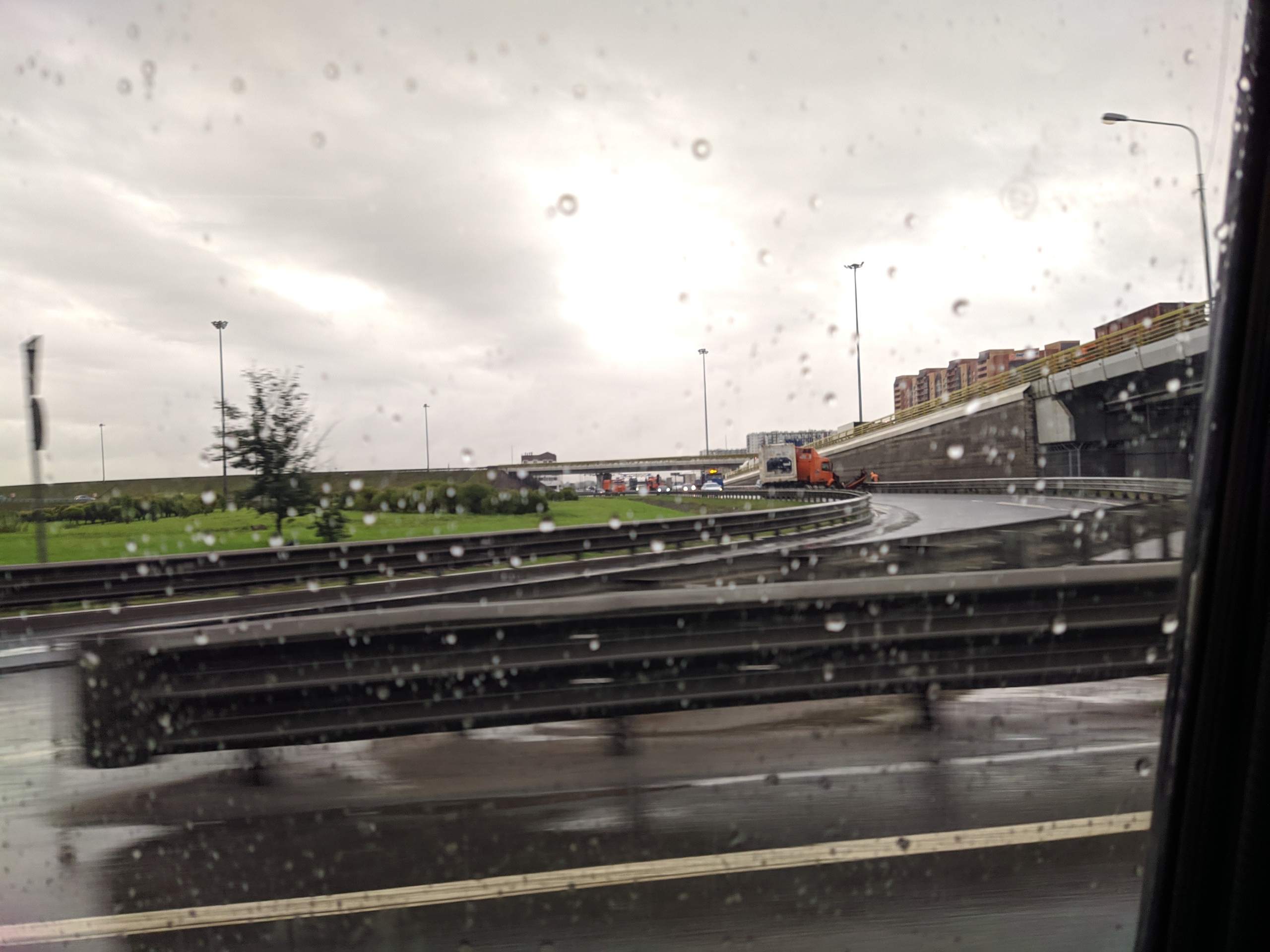 ДТП с фурой полностью перекрыло съезд с КАД на Таллинское шоссе. Ждут спецтехнику