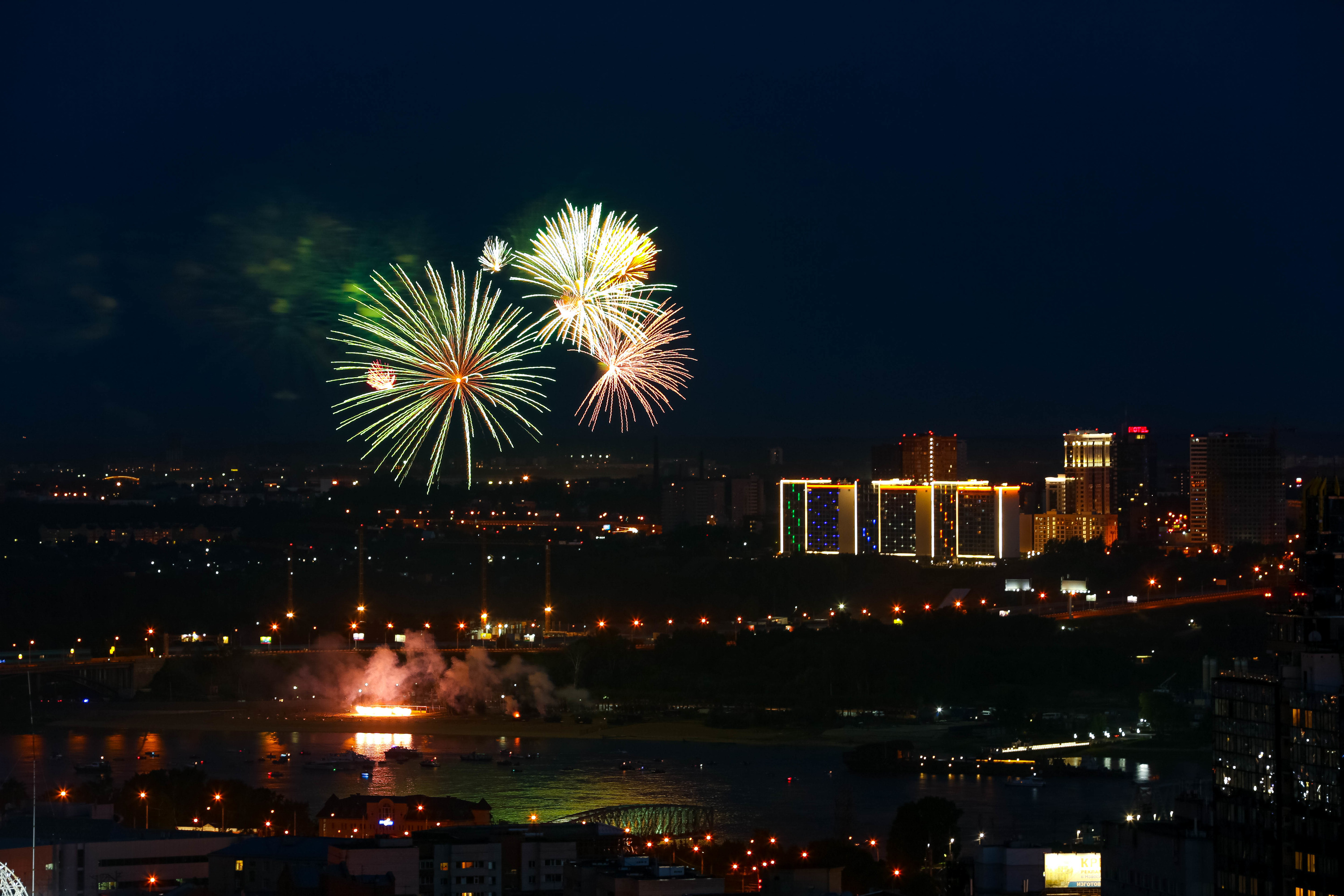 Фейерверк начался в 23:00 Фейерверк начался в 23:00