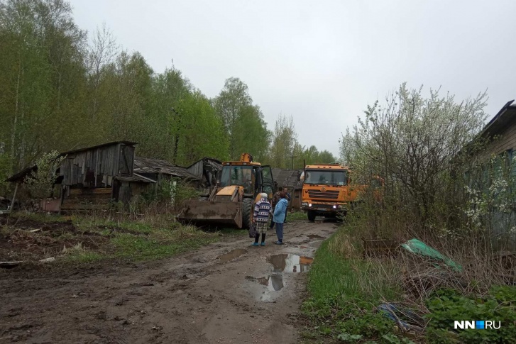 Старый дом на Петряевке должны были расселить ещё в 2016 году, только уже пять лет у властей находятся различные причины этого не делать