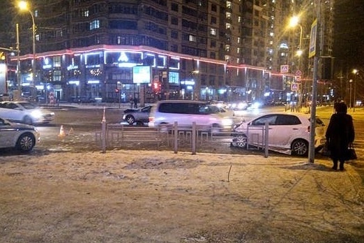 Авария случилась напротив дома <nobr class="_">№ 113</nobr> по улице Мельникайте Авария случилась напротив дома <nobr class="_">№ 113</nobr> по улице Мельникайте