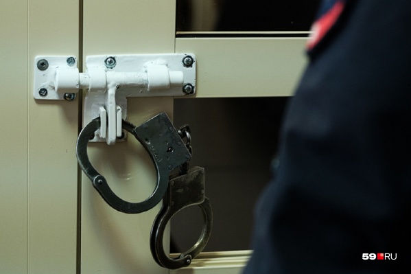 Суд признал мужчину виновным и назначил ему наказание в виде 1 года и 4 месяцев колонии строгого режима Суд признал мужчину виновным и назначил ему наказание в виде 1 года и 4 месяцев колонии строгого режима