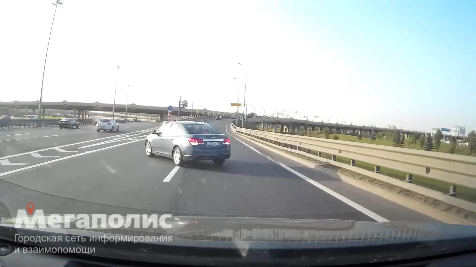 Скриншот видео портала <a href="https://megapolisonline.ru/voditel-shevrole-propustil-povorot-na-kad-i-protaranil-zadom-nissan/" target="_blank" class="_">«Мегаполис»</a>