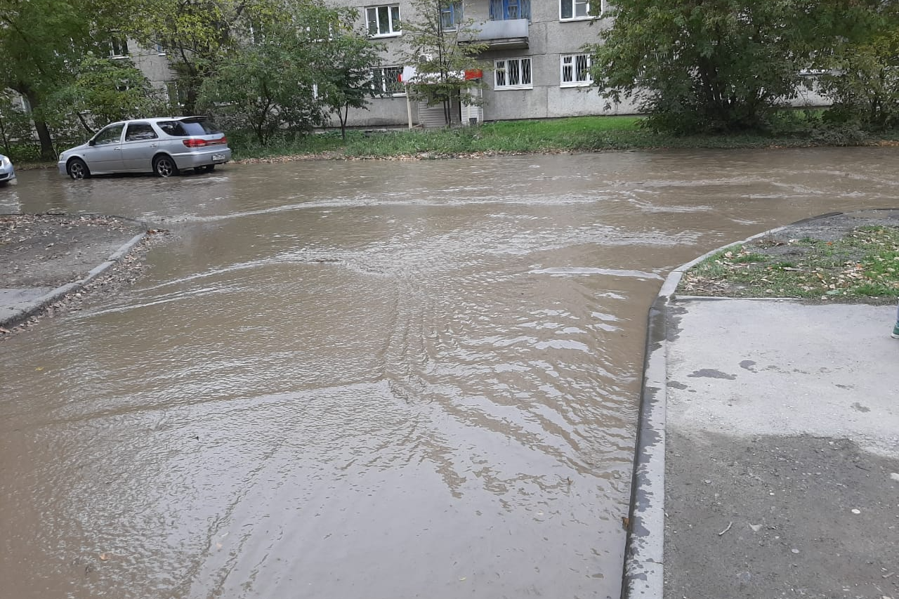 Воду затопили на улице. Потоп в Новосибирске весной. Потоп в Новосибирске Первомайский район. Потоп в Новосибирске.