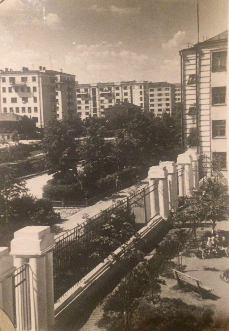 В старом Свердловске деревья были большими, а дома — не такими ветхими В старом Свердловске деревья были большими, а дома — не такими ветхими 