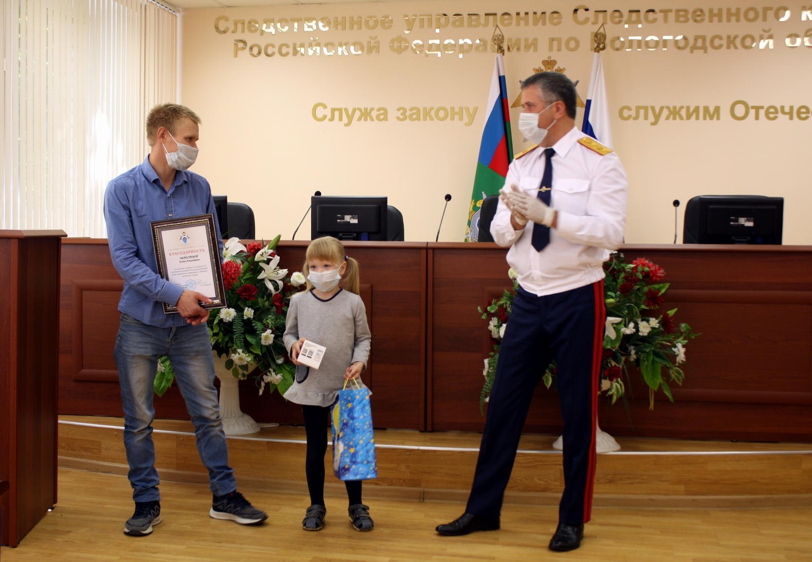 СК наградил 5-летнюю девочку из Вологды, которая спасла брата из огня