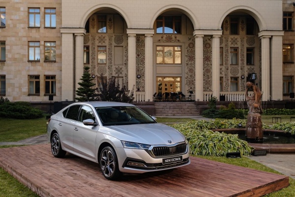 В четвертом поколении ŠKODA OCTAVIA порадует поклонников увеличенными габаритами, еще более эмоциональным и стильным дизайном, высокотехнологичными решениями и новой современной концепцией интерьера В четвертом поколении ŠKODA OCTAVIA порадует поклонников увеличенными габаритами, еще более эмоциональным и стильным дизайном, высокотехнологичными решениями и новой современной концепцией интерьера 