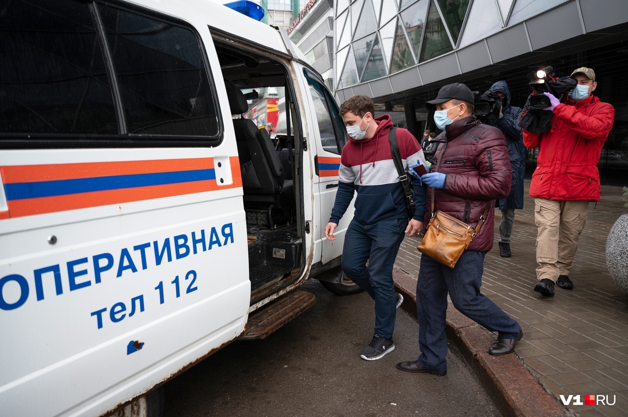 «Чтобы толпами не ходили»: в Волгограде чиновники вышли ловить горожан без перчаток и разрешений