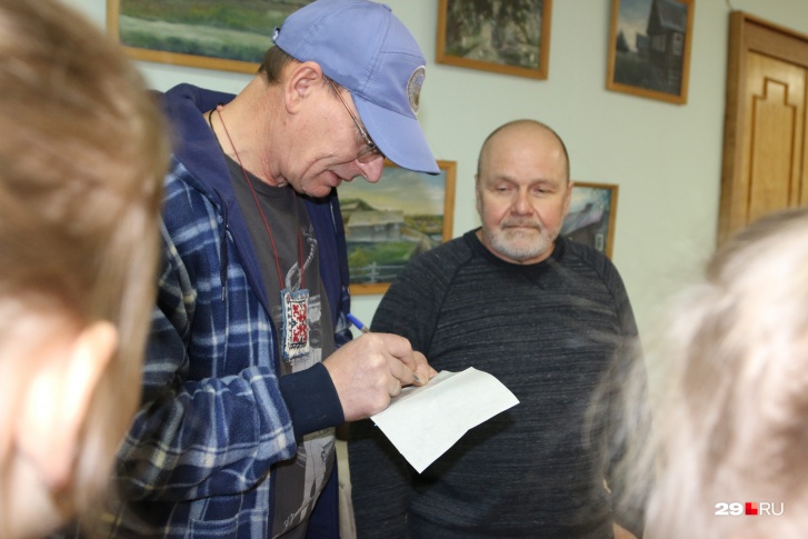 На выставке Евгений и Наталья давали автографы юным художницам На выставке Евгений и Наталья давали автографы юным художницам
