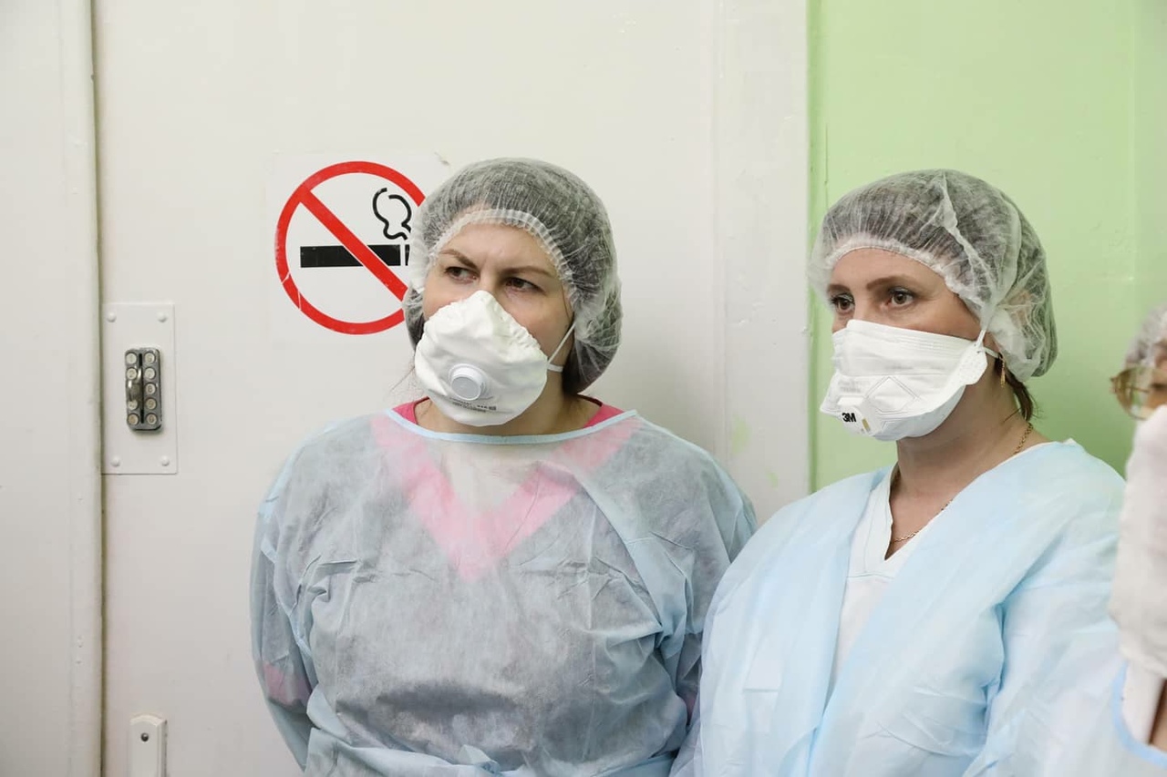 Медикам, работающим с пациентами с COVID-19 в Архангельской области, оплатят горячее питание