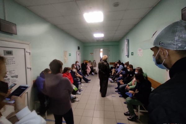 Люди жалуются на загруженность поликлиник Люди жалуются на загруженность поликлиник