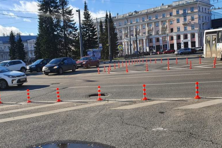Вот такие столбики появились на площади Волкова в Ярославле