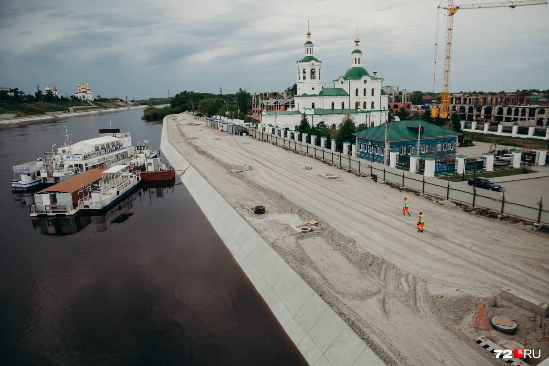 Иду тюмень. Набережная Тюмень левый берег. Набережная Тюмень 2020. Храм на берегу реки в Тюмени. ЖК на набережной Тюмень.