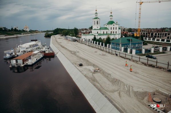 Совсем скоро Вознесенско-Георгиевский храм окружат новостройки, а берег оденут в гранит — как на противоположной стороне Туры Совсем скоро Вознесенско-Георгиевский храм окружат новостройки, а берег оденут в гранит — как на противоположной стороне Туры