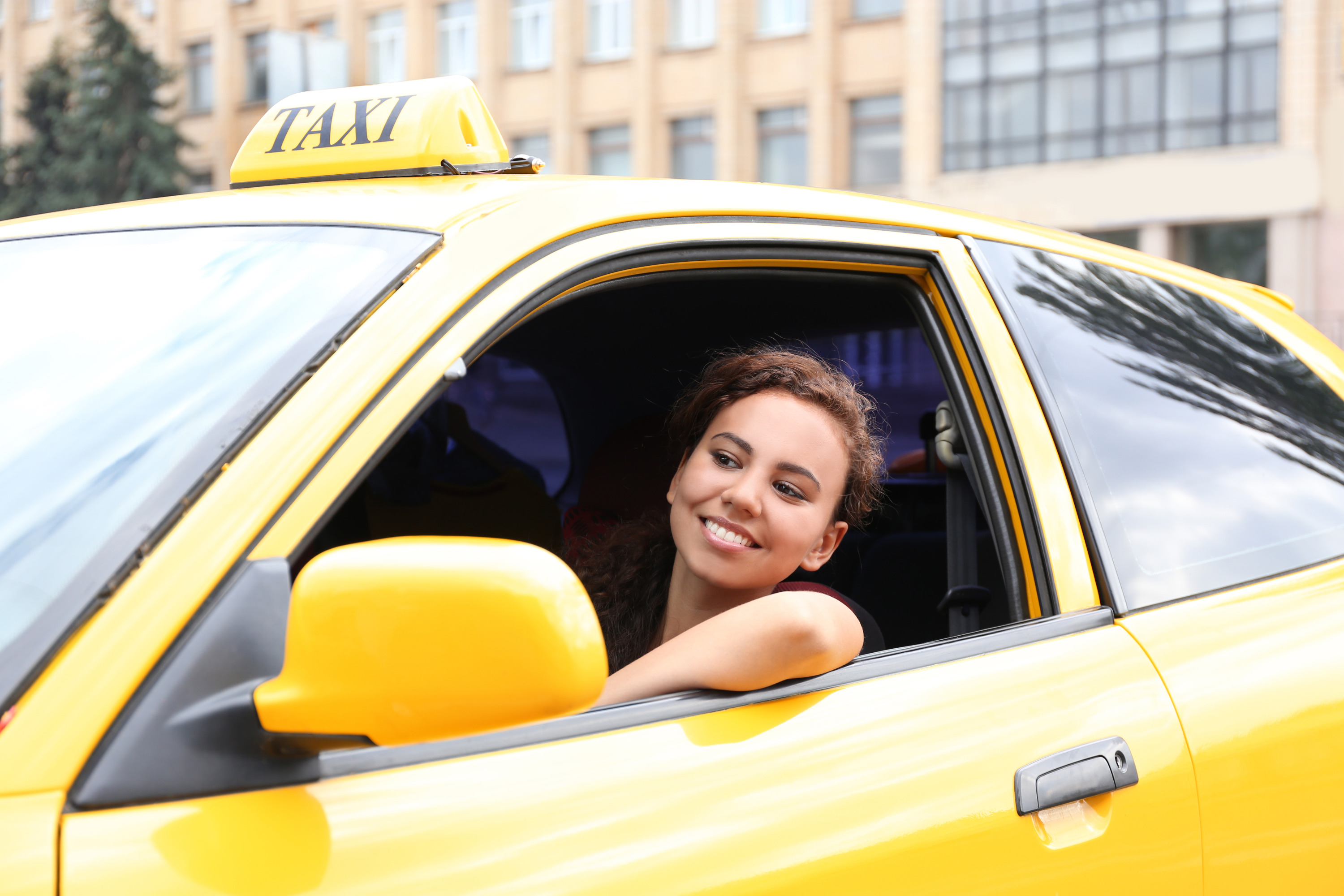 Katrinka в такси. Красивая девушка в такси. Женщина за рулем. Женщина таксистка. Женщина за рулем такси.