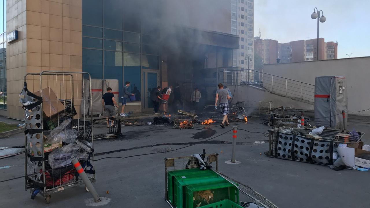 «Люди говорят, был взрыв»: в Екатеринбурге сгорел магазин на первом этаже новостройки