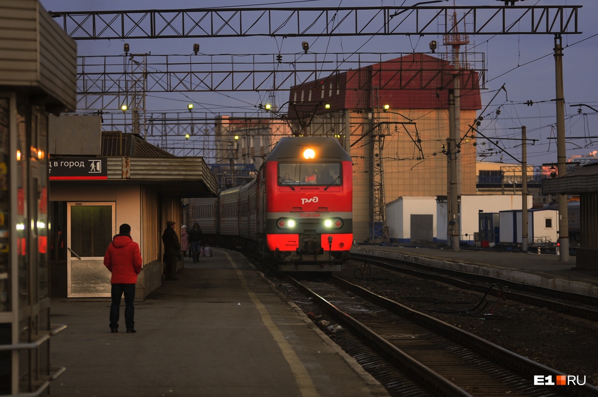 Через Екатеринбург начнет курсировать новый поезд из Челябинска в Москву