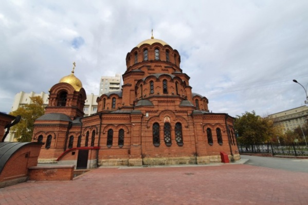 Мужчина с ножом пытался зайти в собор имени Александра Невского Мужчина с ножом пытался зайти в собор имени Александра Невского