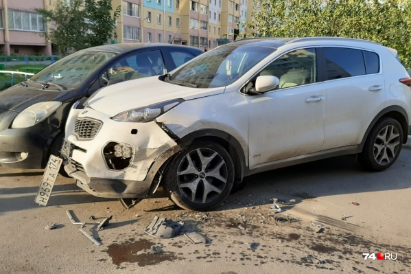 Пострадали пять припаркованных автомобилей, четыре из них — иномарки Пострадали пять припаркованных автомобилей, четыре из них — иномарки