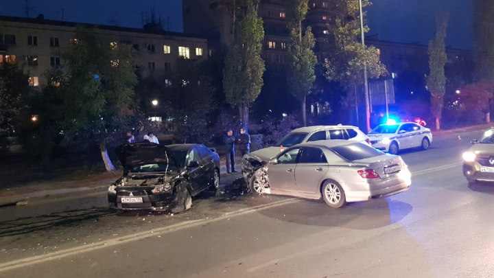 Жесткое ДТП с тремя иномарками в центре Волгограда: есть пострадавшие