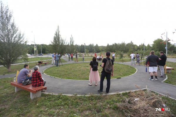 В сквер пришли семь активистов и более десятка журналистов В сквер пришли семь активистов и более десятка журналистов
