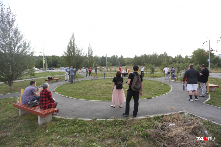 В сквер пришли семь активистов и более десятка журналистов В сквер пришли семь активистов и более десятка журналистов