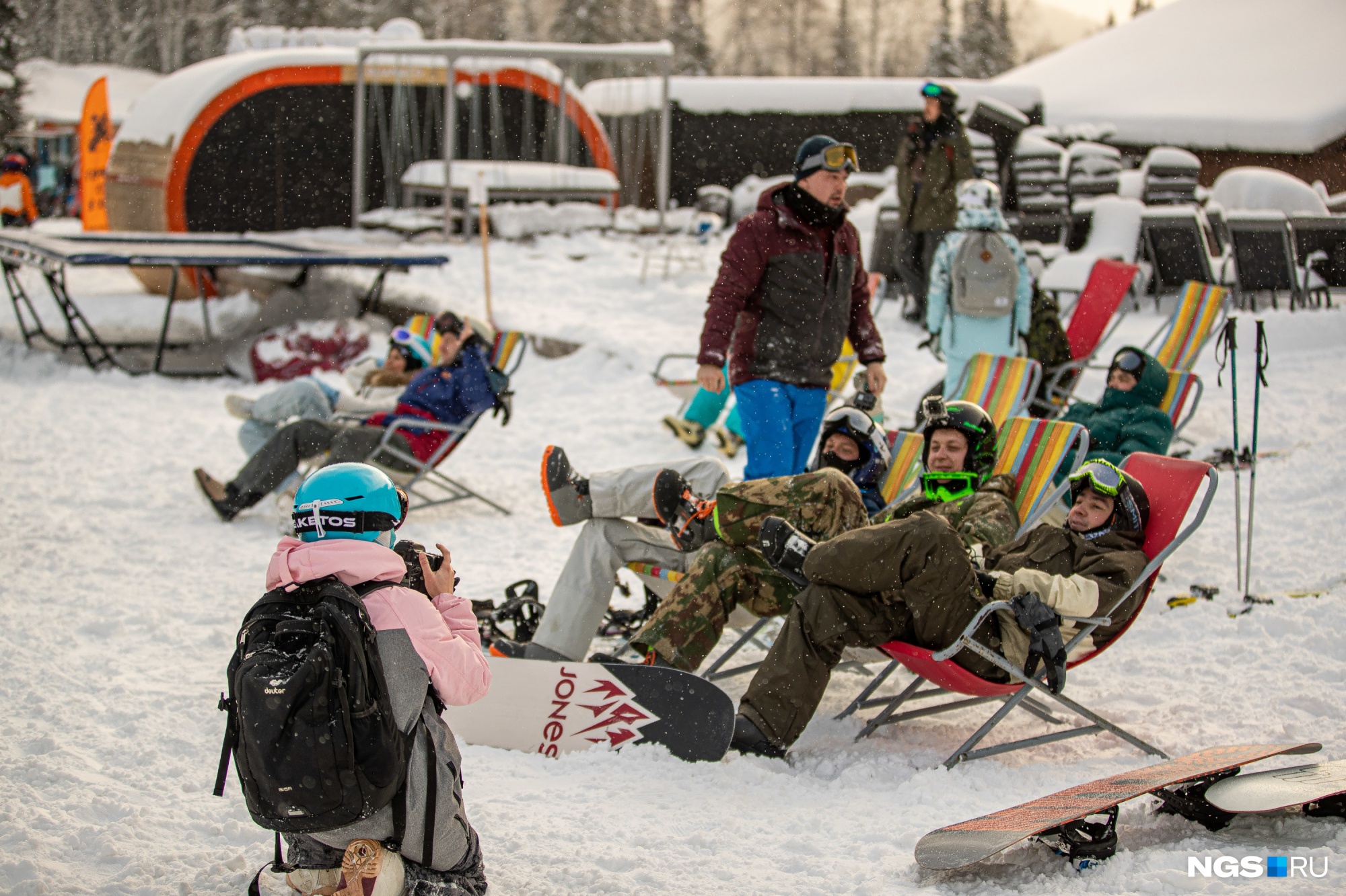 В этом году у туристов появилась возможность пополнять ски-пасс онлайн. Таблички с <nobr class="_">QR-кодами</nobr> развешены по всей территории комплекса