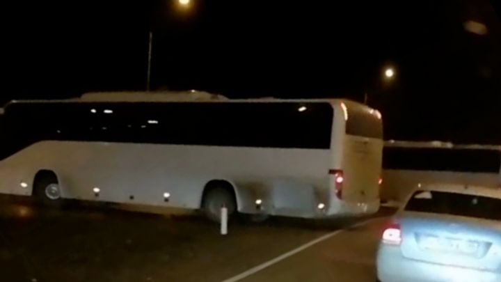 «Смотрите, что творят!» Под Екатеринбургом два пассажирских автобуса грубо нарушили ПДД