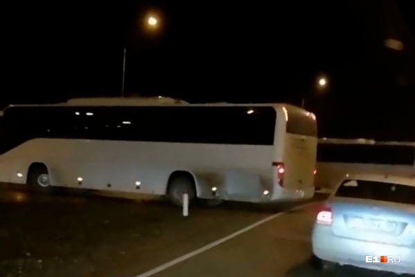Под Екатеринбургом два автобуса грубо нарушили правила дорожного движения, развернувшись в неположенном месте Под Екатеринбургом два автобуса грубо нарушили правила дорожного движения, развернувшись в неположенном месте