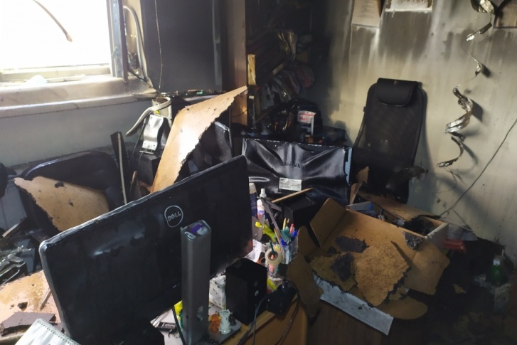 Огонь повредил технику, мебель и опалил стены