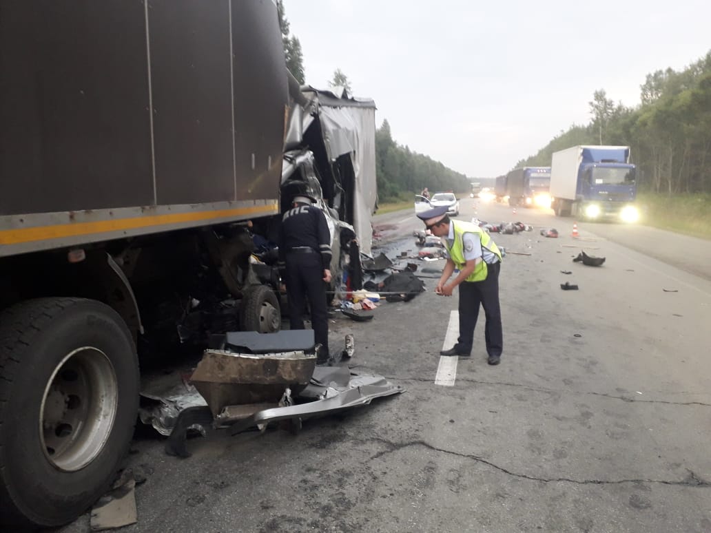 На трассе Пермь — Екатеринбург столкнулись три грузовика: один человек погиб, двое получили травмы