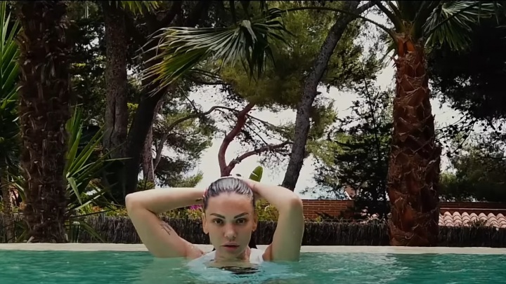Видео с солёным привкусом волн: Полина Крупчак презентовала клип на летнюю песню «Море»