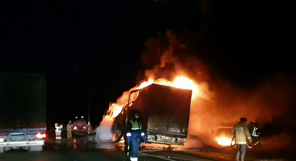 Импортный грузовик сгорел на трассе M-7 в Нижегородской области