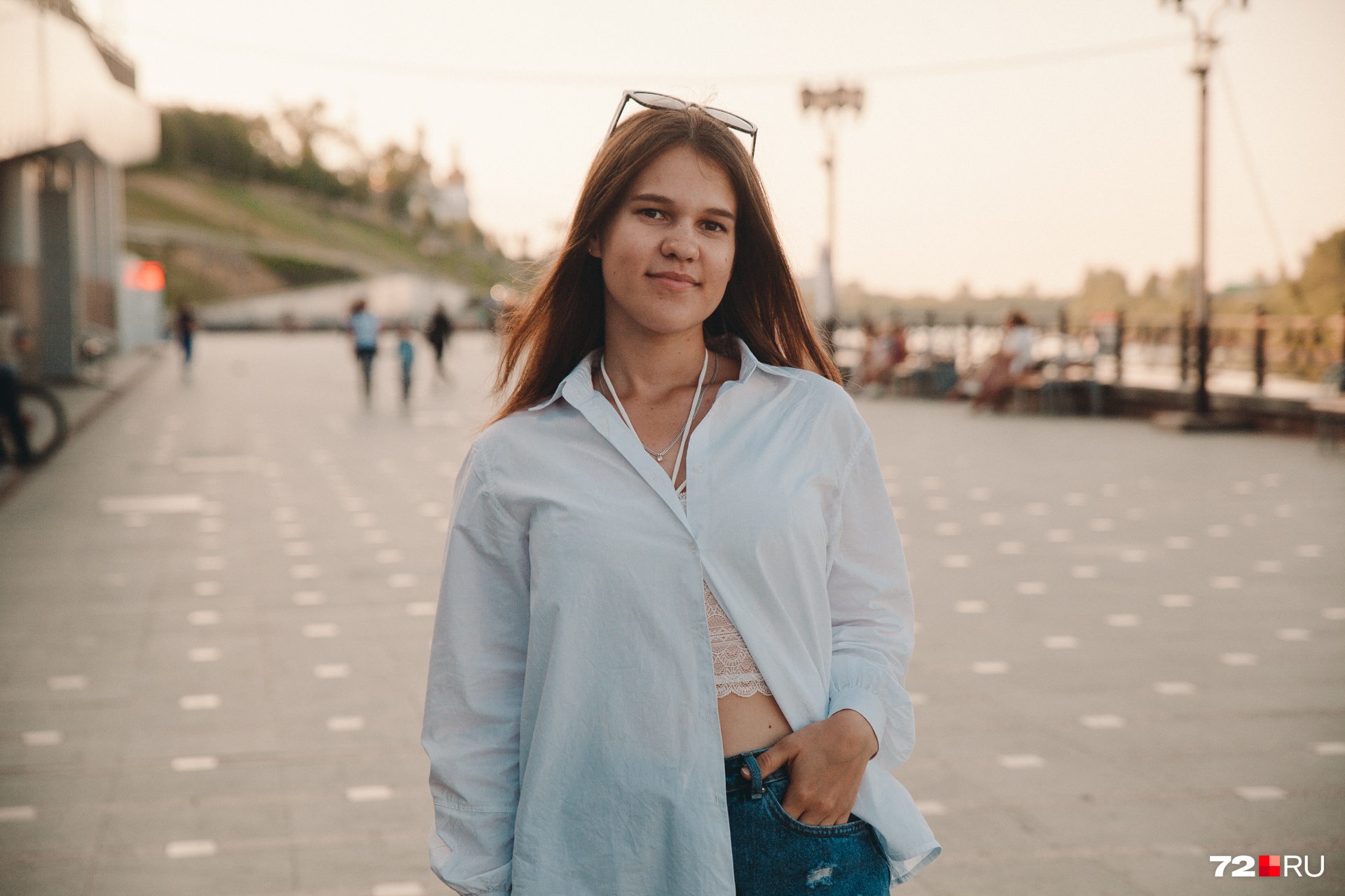 Девушке пишут в социальных сетях. Иногда предлагают пикантные вещи Девушке пишут в социальных сетях. Иногда предлагают пикантные вещи