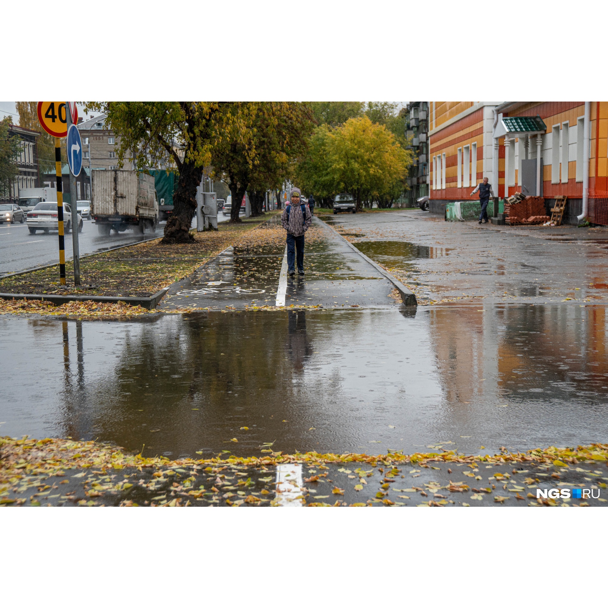 В рамках ремонта на Владимировской обновили асфальт, но большие лужи после дождя всё равно появляются В рамках ремонта на Владимировской обновили асфальт, но большие лужи после дождя всё равно появляются