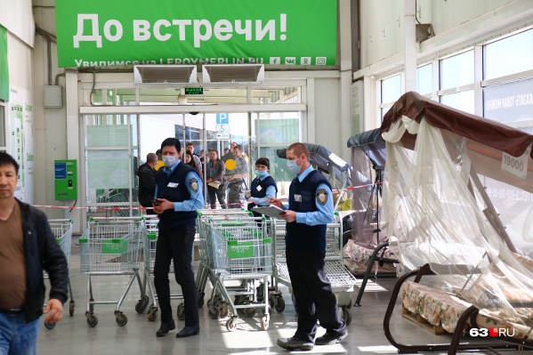 Продавцы, персонал и покупатели должны быть в масках Продавцы, персонал и покупатели должны быть в масках