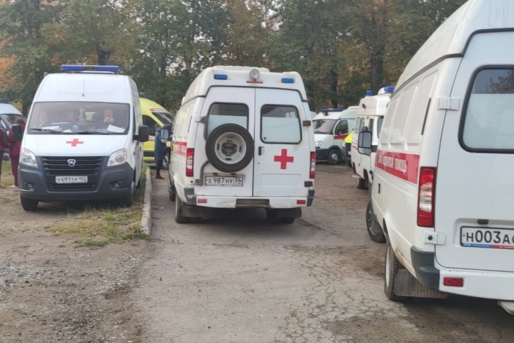 Все эти машины собрались у ГКБ имени Тверье в ожидании компьютерной томографии. Её назначают пациентам с подозрением на пневмонию, в том числе — коронавирусную Все эти машины собрались у ГКБ имени Тверье в ожидании компьютерной томографии. Её назначают пациентам с подозрением на пневмонию, в том числе — коронавирусную