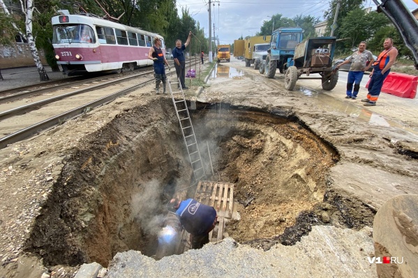 На проезжей части все еще стоят огромные лужи На проезжей части все еще стоят огромные лужи 